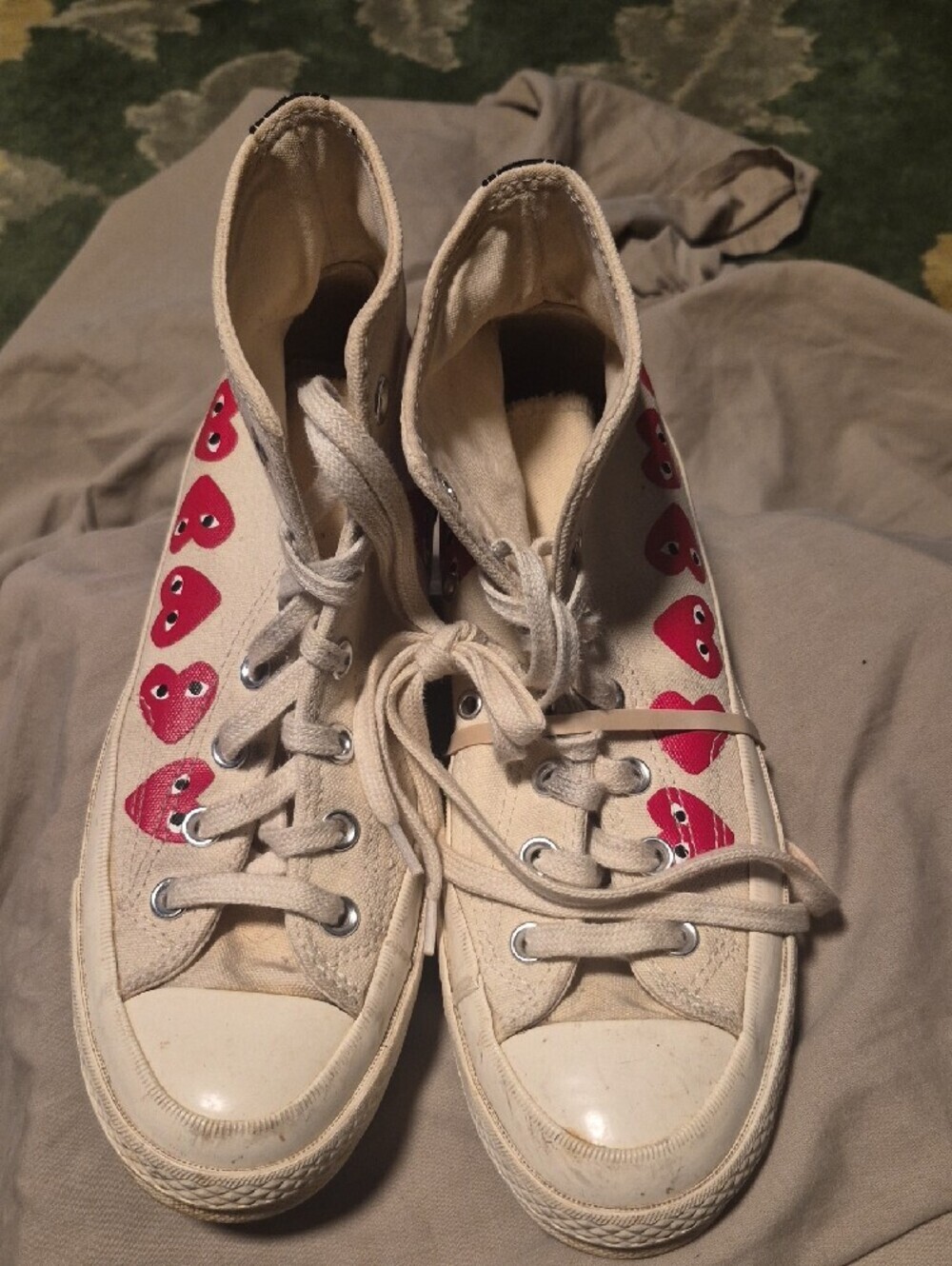 Converse Cream High-Top Sneakers with Red Heart Graphics - Picture 2 of 9
